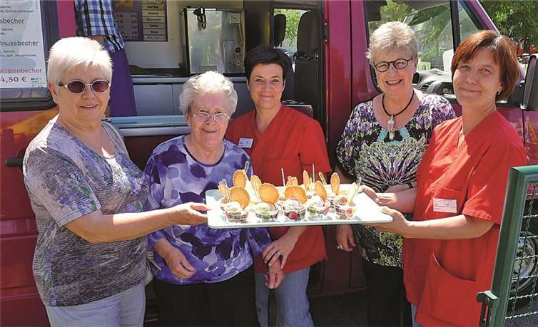 Bei der Verteilung der Portionen halfen Mitarbeiter und Mitglieder des Fördervereins.  Oswald Senner