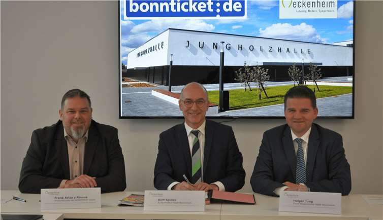 Bei der Vertragsunterzeichnung mit der „Ausgehplattform“ BONNTICKET (v.l.n.r.) BONNTICKET-Leiter Frank Ariza y Ramos, Bürgermeister Bert Spilles und der Erste Beigeordnete Holger Jung. Stadt Meckenheim