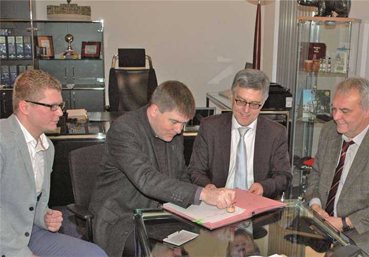 Bei der Vertragsunterzeichnung. (v.l.n.r.): Carsten Lohre, Dechant Achim thieser, Bürgermeister Wolfgang Kroeger und Erwin Ritterrath von Verwaltungsrat der Pfarrgemeinde. -BL-