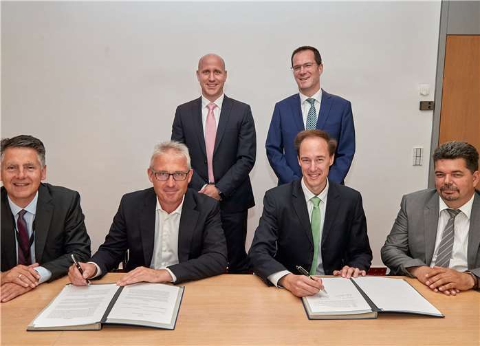 Bei der Vertragsunterzeichnung: (vorne, v. l.) evm-Vorstandsmitglied Dr. Karlheinz Sonnenberg und evm-Vorstandsvorsitzender Josef Rönz zusammen mit den Geschäftsführern der Ahrtal-Werke Dominik Neswadba und Thomas Hoppenz sowie (hinten, v. l.) die Geschäftsführer der Energienetze Mittelrhein Udo Scholl und Dr. Andreas Hoffknecht.Foto: evm/Ditscher