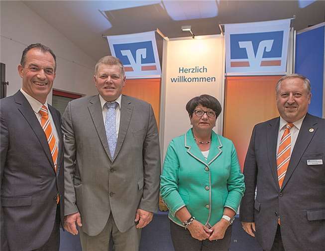 Bei der Vertreterversammlung der Raiffeisenbank Grafschaft-Wachtberg erstatteten Vorstand Heiko Ulrich (links), die beiden Aufsichtsratsmitglieder Theo Münch und Monika Brenner-Schug sowie der Vorstandsvorsitzende Ernst Bugl Bericht.