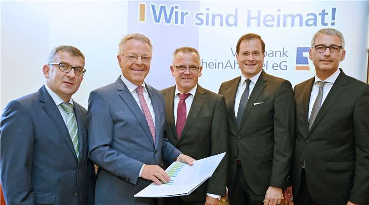 Bei der Vertreterversammlung der Volksbank RheinAhrEifel stellt Vorstand und Aufsichtsrat eine erfreuliche Bilanz für das Jahr 2018 vor (von links): Franz-Josef Jax, Elmar Schmitz, Rudolf Mies, Markus Müller und Sascha Monschauer. Fotos: JOST