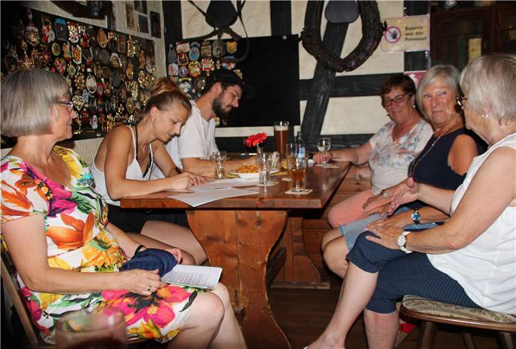 Bei der Vorbesprechung zum Film: (v.li.) Bärbel Stensel (Projektleiterin TuS 100-Jahre Film), Leia Schneid, Max Hasenstab, Mia Assenmacher, Dorothe Reeh und Brigitte Jandtke.Foto: privat