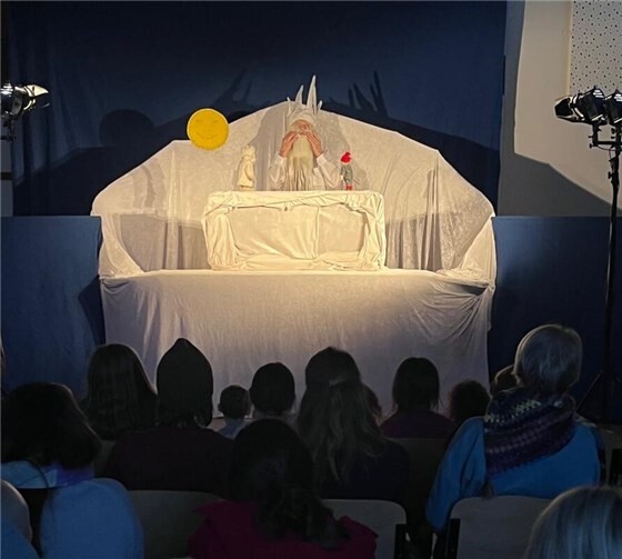 Bei der Vorführung von „Olles Reise zu König Winter“ verwandelte sich die Bühne im gut gefüllten Bürgerhaus Torney in eine verschneite Winterwelt.  Foto: Esther Bitterling-Jungbluth