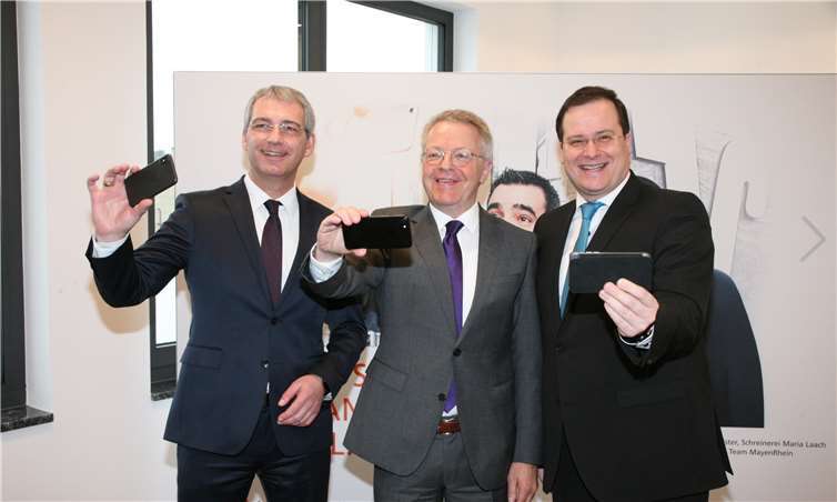 Bei der Vorstellung der Bilanz 2017 demonstriert der Vorstand das Motto „Selbst. Verständlich. Digital.“ um den der Anspruch „Wir sind Heimat“ erweitert wird.WE