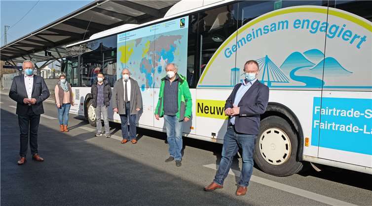 Bei der Vorstellung des Fairtrade-Busses (von links): Landrat Achim Hallerbach, Gabi Schäfer von der Stabstelle Energie, Klima und Umwelt des Kreises, Patrick Schiffel, Geschäftsführer von Schiffel Werbetechnik, Dirk Zickenheiner, Wolfgang Rahn, Sprecher der Lokalen Agenda 21 und der Fairtrade-Steuerungsgruppen in Stadt und Kreis, sowie Oberbürgermeister Jan Einig.