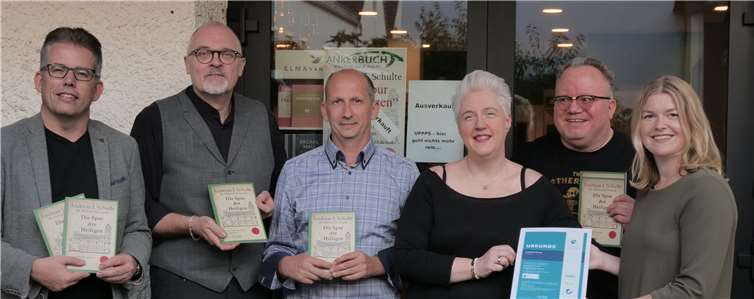 Bei der Vorstellung des Jubiläumsbuches vor der Buchhandlung (v.l.): Christian Heller (andernach.net), Andreas J. Schulte (Autor), Karl-Peter Froitzheim (Fotograf), Nicole Anker (AnkerBuch), Ralf Anker (AnkerBuch). Linda Krupp (KRUPP-Druck, Sinzig).Foto: privat