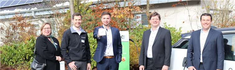 Bei der Vorstellung des Projekts (v. l.): Judith Lehnigk-Emden, Kreisbeigeordnete des Landkreises Mayen-Koblenz, Axel Münnich, Netzplaner bei der Westnetz GmbH, Andreas Booke, Geschäftsführer und Gründer der gridX GmbH, Dr. Armin Gaul, Leiter des Bereichs Koordination Technische Produktentwicklung, und Thomas Sztrajt, Leiter des Hotel und Kongresszentrums Wanderath. Foto: SOT