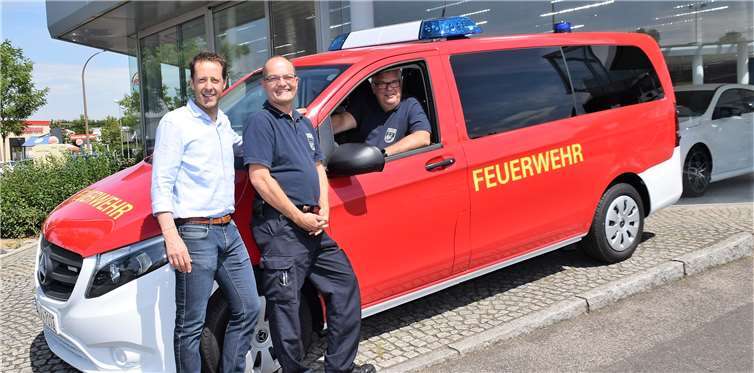 Bei der Vorstellung des neuen Einsatzfahrzeuges: Geschäftsführer RKH Jörg Frey (v.li), stellv. Wehrleiter Jörg Kirchharz und Wehrleiter Laurenz Kreuser im Fahrzeug. Foto: -EICH-