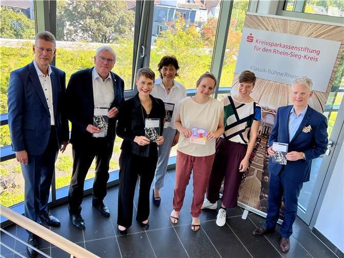 Bei der Vorstellung des neuen Programms der Klassik-Bühne Rhein-Sieg, v.l. : Ralf Klösges, Regionalvorstand der Kreissparkasse Köln für die Direktion Rhein-Sieg, Landrat Sebastian Schuster, Kuratoriumsvorsitzender der Kreissparkassenstiftung, Kirsten Felgner, Stiftungsreferentin der Kreissparkasse Köln, Gabriele Paar, Vorsitzende des Beirates Kunst/Kultur der Kreissparkassenstiftung, Maren Diekmann und Anouk Sterr, Geschäftsführung Frauenzentrum Bad Honnef im S-Carré der Kreissparkasse Köln Siegburg Foto: Kreissparkassen Rhein-Sieg-Kreis