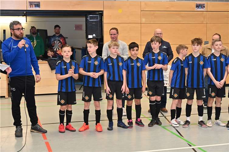 Bei der Vorstellung wussten die E-Junioren der TuS Koblenz noch nicht, dass sie die Halle später als Sieger verlassen würden.