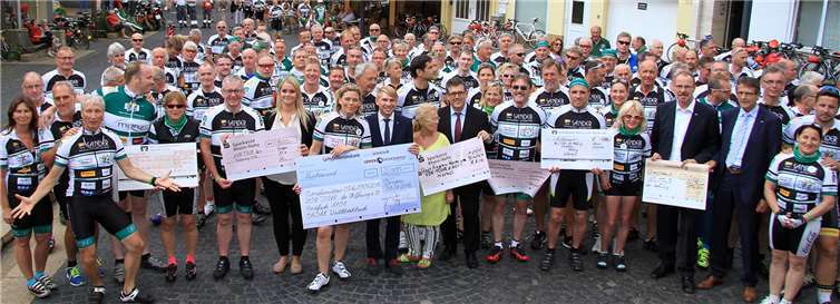 Bei der Vortour der Hoffnung werden mit großem Erfolg Spenden für krebskranke Kinder gesammelt. Fotos: Reiner Friedsam/Bernd Kniel