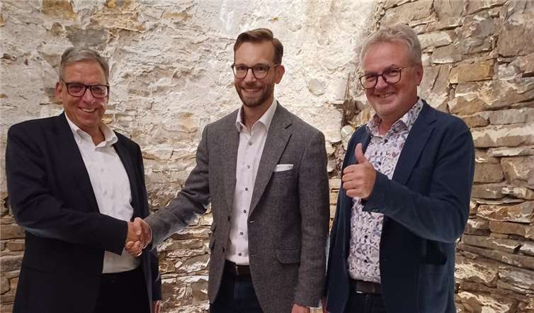 Bei der Wahl am Sonntag wurde Ulrich Richter-Hopprich (Mitte) als Bürgermeister der Verbandsgemeinde Montabaur im Amt bestätigt. Er feierte das gute Ergebnis von 83% Zustimmung am Abend mit seiner Familie und mit Freunden aus der CDU und der Kommunalpolitik. Zu den ersten Gratulanten zählten der Erste Beigeordnete Andree Stein (links) und Büroleiter Guido Göbel. Foto: VG Montabaur / Christina Weiß