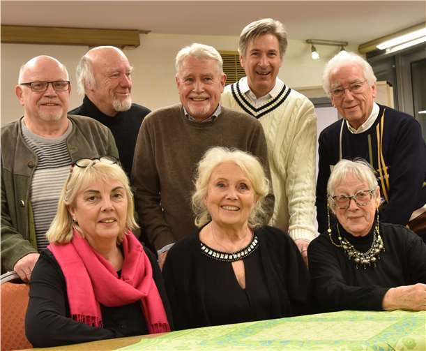 Bei der Wahl des neuen Vorstands der Are-Künstlergilde wurden einstimmig folgende Mitglieder ernannt: (sitzend v. l.) Antje Schlaudt, Eva-Maria Kreuter, Dorle Schweiss, (stehend v. l.) Dieter Breuer, Dr. Conrad – Peter Joist, Otto Kley, Hans Castelli, Werner Mertens. Werner Mertens