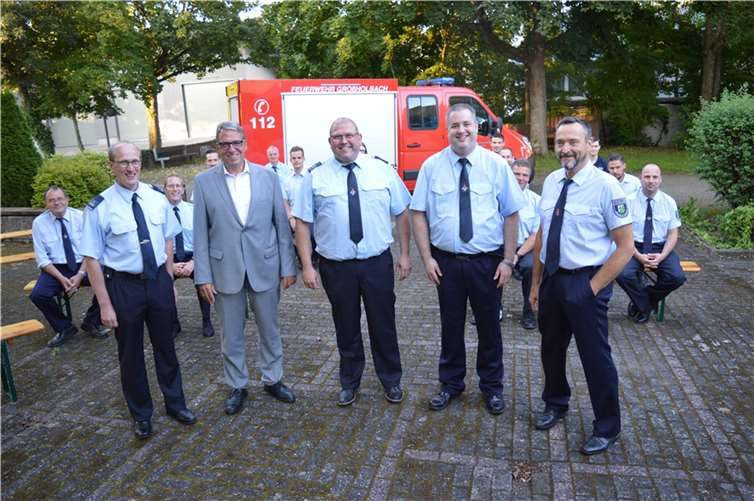 Bei der Wahlversammlung der Freiwilligen Feuerwehr Großholbach wurden Volker Merfels (Mitte) und Andre Fischbach (2.v.r) als Wehrführung bestätigt. Zur Wahl gratulierten seitens der Verbandsgemeinde Montabaur (v.l.) der Stellvertretenden Wehrleiter Patrick Weyand und der Erste Beigeordnete Andree Stein sowie Ortsbürgermeister Harald Quirmbach, der selbst aktiver Feuerwehrmann ist. Foto: VG Montabaur / Ingrid Ferdinand