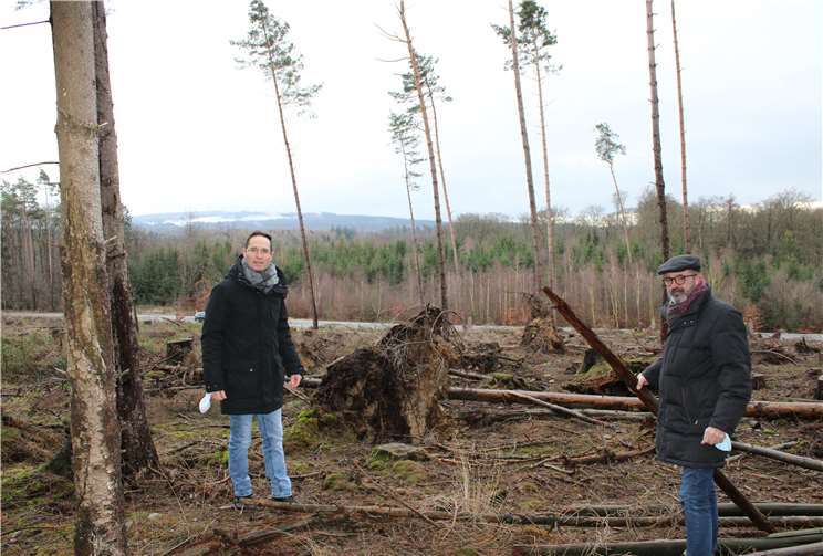 Bei der Waldbegehung: Björn Hümmerich (v.li.n.re.) und Peter Moskopp im Wald in Hilgert.Foto: privat