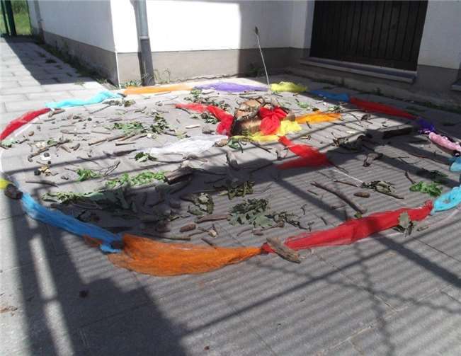 Bei der Waldwanderung sammelten die Kinder Naturmaterialien, welches sie später zu einem Waldmandala auslegten. privat