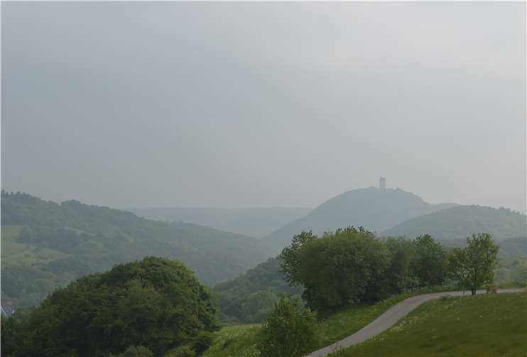 Bei der Wanderung hat man immer einen Blick auf die Burg Olbrück. Gabriele Arzdorf