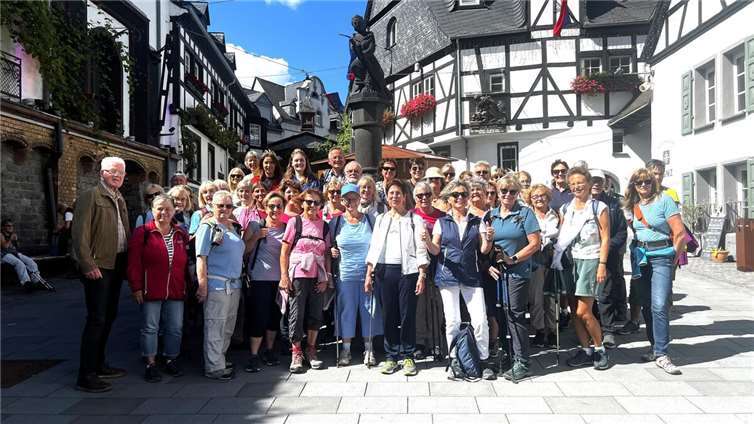 Bei der Wanderung zum Winninger Weinfest konnte Wolfgang Schmid über 60 Wanderfreunde begrüßen. Foto: Wolfgang Schmid