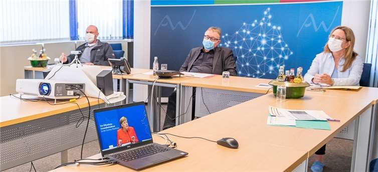 Bei der Webkonferenz mit Bundeskanzlerin Angela Merkel ging es um die Herausforderungen durch die Corona-Pandemie. Auch Landrat Dr. Jürgen Pföhler, Gesundheitsamtsleiter Dr. Stefan Voss (l.) und Siglinde Hornbach-Beckers, Fachbereichsleiterin Jugend, Soziales und Gesundheit (r.), nahmen teil. Foto: Kreisverwaltung / Risse