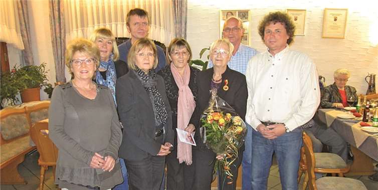 Bei der Weihnachtsfeier der AWO wurde die Vorsitzende der AWO Rechte Rheinseite Gisela Bättermann mit Blumen und einem Geschenk überrascht.  Privat
