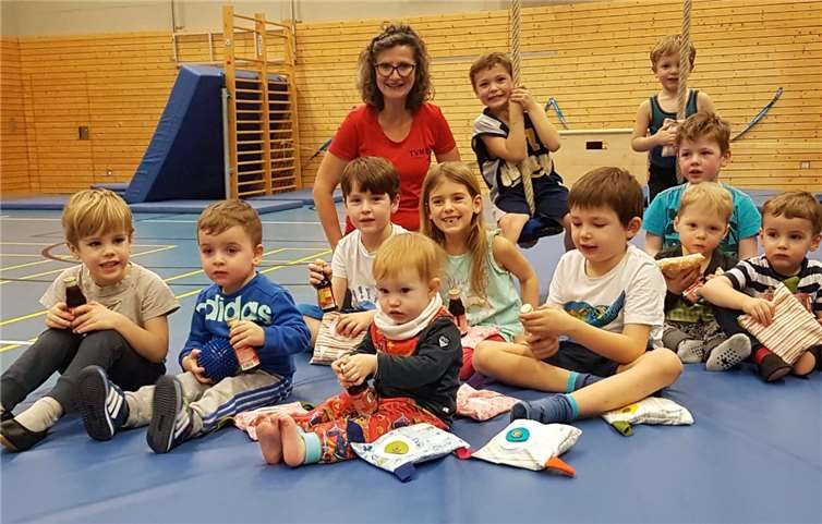 Bei der Weihnachtsfeier der Eltern-Kind-Turn-Gruppe im SV Unkel war einiges los..C. Mierbach