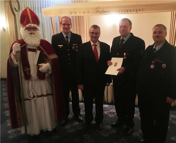 Bei der Weihnachtsfeier der Wehrleiter überreichte Landrat Dr. Alexander Saftig (Mitte) gemeinsam mit Kreisfeuerwehrinspekteur Rainer Nell (2.v.l.) und dem stellvertretenden Vorsitzenden des Kreisfeuerwehrverbands Uwe Mayer (rechts) Horst Helmes (2.v.r.) das silberne Feuerwehrehrenzeichen am BandeKreisverwaltung MYK