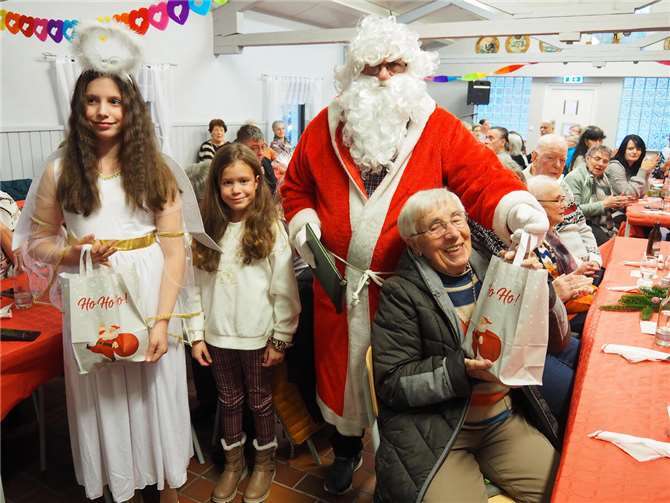 Bei der Weihnachtsfeier des Vereins sozialer Nächstenhilfe in Mayen verteilte der Nikolaus fleißig Präsente an die Gäste.  Fotos: BS