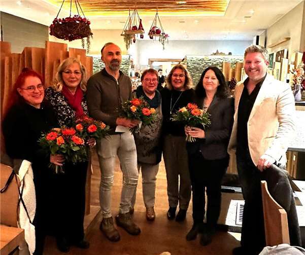 Bei der Weihnachtsfeier im Waldfrieden ehrte Tobias Thieringer (rechts im Bild) Mitarbeiterinnen und Mitarbeiter für viele Jahre im Haus Bachtal: (Von links) Andrea Schmidtlehner, Nedzarija Kovac, Ivica Teklic, Annette Marx, Bianca Thieringer und Heike Thieringer.  Foto: : Katharina Schäfer