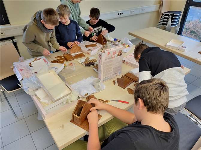 Bei der Weihnachtsfeier wurden Lebkuchenhäuser gebastelt und das schönste Haus prämiert.