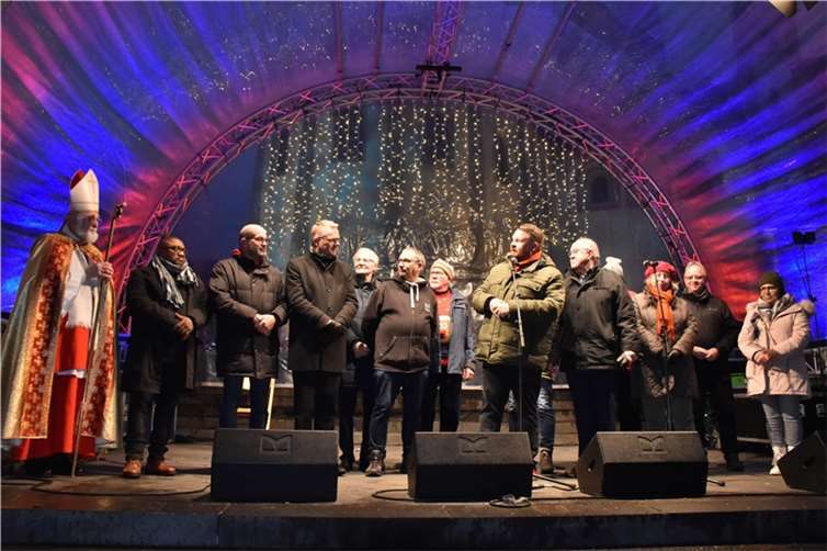 Bei der Weihnachtsmarkteröffnung begrüßte Bürgermeister Mohr die Beigeordneten F...