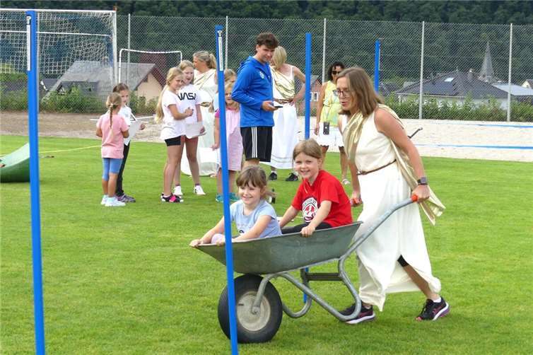Sportliche Gaudi-Disziplinen bei der Winzerolympiade Bei der Winzerolympiade während der Ellenz-Poltersdorfer Weinfesttage war sportliche Gaudi angesagt.  Fotos: TE