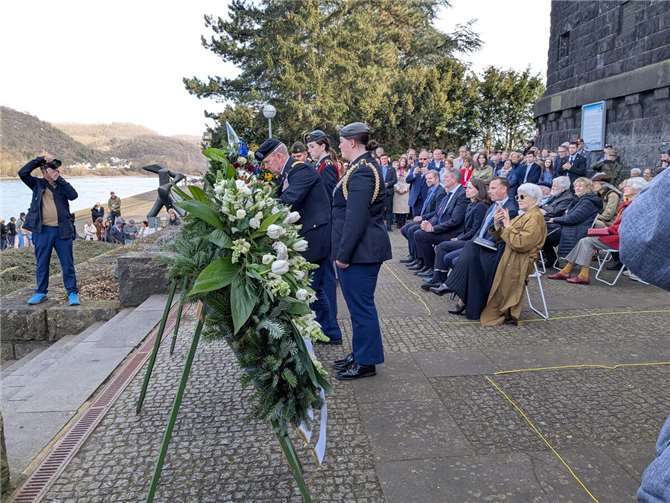 Beeindruckende Gedenkfeier an der Brücke von Remagen  Bei der Zeremonie an der Brücke in Remagen wurde der Opfer gedacht.