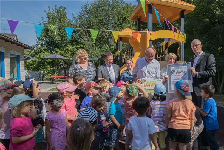 Bei der Zertifikats-Übergabe umringen die Kinder Dr. Rainer Meilicke (Vertreter des Gesundheitsamts), Helmut Thillmann (Vorstandsmitglied kivi e.V.) und die Kita Erzieherinnen. Foto: -CEW-