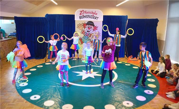 Bei der Zirkusvorstellung zeigten die Jongleure, was sie in der Zirkuswoche gelernt hatten.