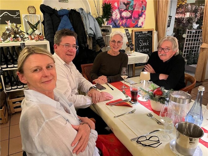 Bei der abendlichen Runde mit dabei: Jutta Mönnig, Bürgermeister Frank Becker, Doris Brosowski, Klaus Krumscheid (von links).  Foto: Friedhelm Hommes