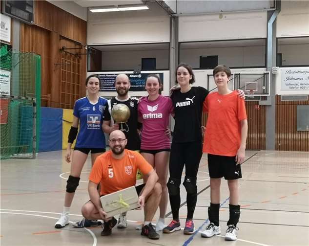 Bei der anschließenden Siegerehrung freuten sich die Erstplatzierten über den Pokal.  Fotos: TVV