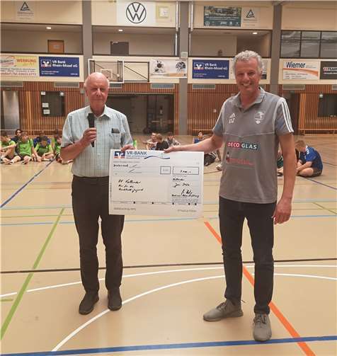 Bei der anschließenden Siegerehrung überreichte Alfred Hahn im Namen der Andreas-Hahn-Stiftung dem ausrichtenden Handballverein Vallendar einen Scheck in Höhe von 3.000 Euro zur Förderung der Jugendarbeit.