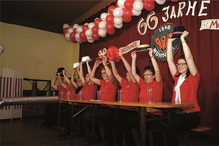 Bei der anschließenden Sitzung beteiligten sich natürlich auch die Gastgeberinnen mit einer Einlage.
