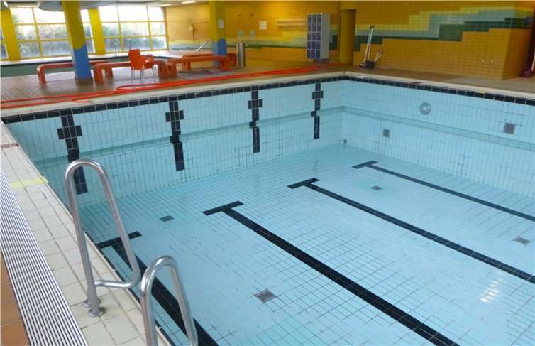 Bei der anstehenden Hallenbad-Sanierung werden u.a. die Fliesen in den Schwimmbecken erneuert.  Foto: Architekturbüro Haas