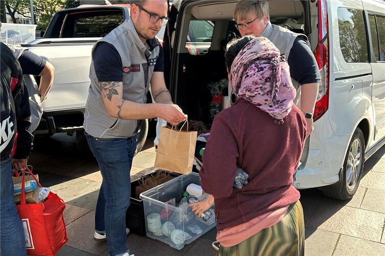 Bei der aufsuchenden Wohnungslosenhilfe verteilen die Johanniter am Mittelrhein regelmäßig Lebensmittel, Kleidung und andere Hilfsgüter an Bedürftige in Koblenz.