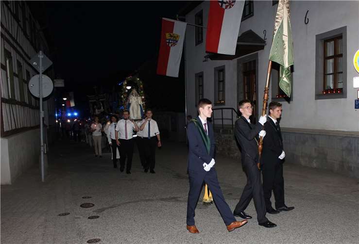 Bei der diesjährigen Lichterprozession trugen erneut Mitglieder des Katholischen Junggesellenvereins Waldorf die „Muttergottes vom Siege“ durch die Straßen Waldorfs, eskortiert von der eigenen Fahnenabordnung.  Foto:WER