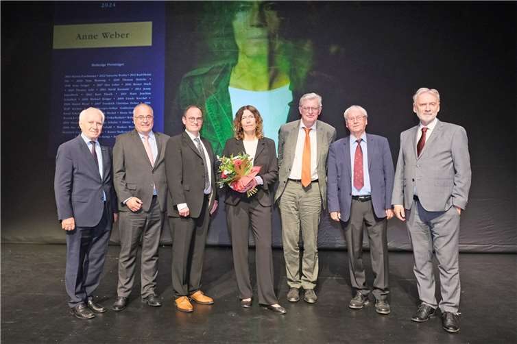 Bei der diesjährigen Verleihung des Joseph-Breitbach-Preises: v.l. Wolfgang Mettmann (Stiftungsrat Stiftung Joseph Breitbach), Jörg Perscheid (Vorstand Sparaksse Koblenz), Ingo Schneider (Kulturdezernent Stadt Koblenz), Preisträgerin Anne Weber, Lothar Müller (Laudator), Reiner Anderl (Präsident Akademie der Wissenschaften und der Literatur, Mainz), Jürgen Hardeck (Kulturstaatssekretär Land Rheinland-Pfalz). Foto: Michael Jordan