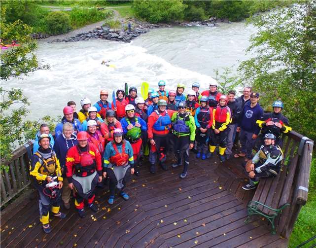 Bei der diesjährigen Wildwasserwoche der Deutschen Kanujugend kamen über 30 Jugendliche aus allen Bundesländern zusammen, um gemeinsam auf den Flüssen rund um Lienz zu paddeln. Foto: privat