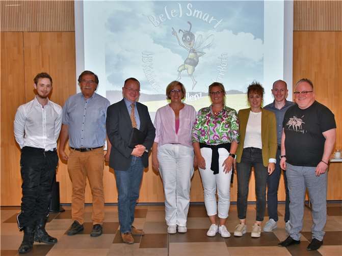 Bei der ersten Präsentation waren die Schulleitungen und die Verbandsgemeindeverwaltung von Be(e)Smart begeistert. Es gilt allerdings in den kommenden Wochen und Monaten noch viele offene Fragen zu beantworten und Herausforderungen zu meistern, bevor das Projekt dann zur nächsten „Bienensaison“ im Frühjahr 2024 vor Ort an den Schulen durchstarten kann. Foto: VG Pellenz