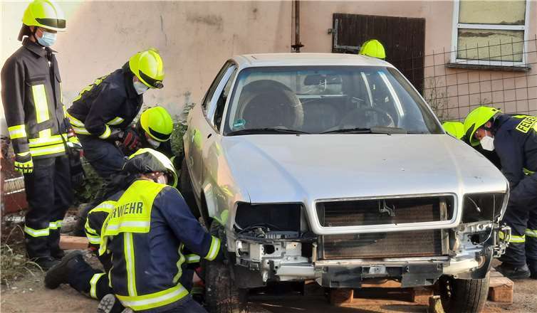 Bei der ersten offiziellen Übung mussten Reifen gewechselt werden. Foto: privat
