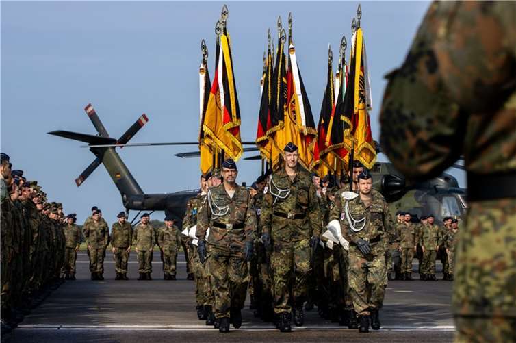 Bei der erstmaligen Verleihung von Einsatzfahnenbändern in der Luftwaffe. Foto: Bundeswehr/Brechters