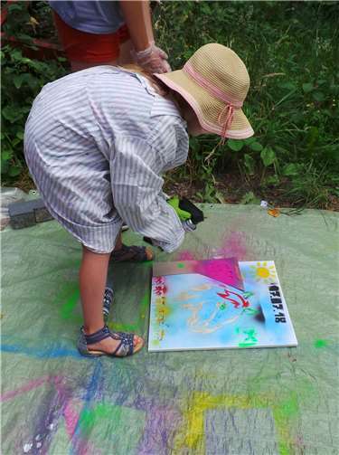 Bei der evangelischen Kirchengemeinde wurde begeistert gesprayt.