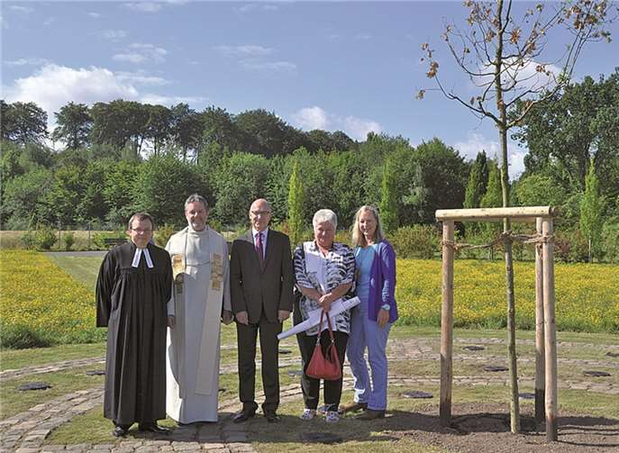 Bei der feierlichen Einsegnung des Baumgrabes am Meckenheimer Waldfriedhof: (v.l.) Pfarrer Radomir Nosek, Pfarrer Dr. Reinhold Malcherek, Bürgermeister Bert Spilles, Standesbeamtin Anita Neuenfeldt und Susanne Reven vom Fachbereich Grünflächen. Stadt Meckenheim