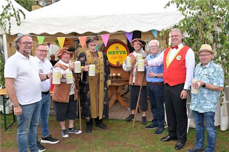 Bei der feierlichen Eröffnung der Kirmes: v.li. Eric Kamp von der Bitburger Brauereigruppe, Thomas Armbrustmacher Vorsitzender vom Förderverein, Page Thomas Lembgen, Ritter Kuno von Falkenstein alias Frank Ackermann, rechts neben Fass: Page Kai Ehmann, Bürgermeister Gerd Hein, Präsident Mirco „Howie“ Hauschild, Johannes Juchem 1. Beigeordneter der Stadt Weißenthurm. Fotos: SCH